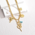 Dettaglio macro della collana bohémien dorata con ciondoli a elefante, serpente e cuore - Stile Serpente Elefante (Stile 1)