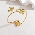 18K vergoldetes Edelstahl-Armreif mit zwei detaillierten Schmetterlings-Ornamenten - Doppel-Schmetterling Armreif