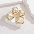 Orecchini geometrici con perle in acciaio inossidabile dorato e design misto - Bianco