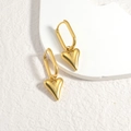 Poliertes 18K vergoldetes Herz-Ohrring-Set mit ovalem Haken auf minimalistischem Dekor - Herz Ohrringe / Gold