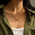 Minimalistische Goldkette mit drei Herzanhängern am Hals getragen, Lifestyle-Ansicht - Gold