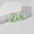 Orecchini a cerchio minimalisti in resina verde chiaro con finiture dorate - verde chiaro