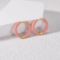 Orecchini tondi rosa confetto con dettagli in metallo dorato su pietra decorativa bianca - Rosa Chiaro