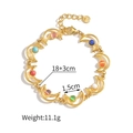 Détail de maillons lune colorés sur bracelet doré en acier inoxydable et fermoir - Style 4-Bracelet lune évidée multicolore