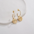 Détail de créoles en or 14K avec pendentif œil porte-bonheur martelé et zircons colorés - Style Mauvais Œil Strass Rond