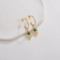 Détail de boucles d'oreilles feuille dorée avec perle ronde verte à texture malachite - Style Feuille Turquoise