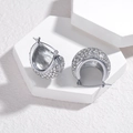 Elegantes pendientes de aro plateados con pavé de circonitas sobre base de piedra - Color Acero