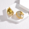 Pendientes de domo dorados con pavé de cristales sobre una plataforma blanca - Dorado