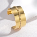 Polierter goldener breiter Armreif mit diagonalem Strassbesatz auf weißem Sockel - Gold Diagonal Strass Breiter Stil