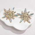 Schicke Blumen-Ohrstecker aus Gold mit bunten Zirkonia auf einem Keramiktablett - Gold