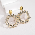 Auffällige goldene Creolen mit Marquise-Kristallen für Damen auf Wellendisplay - Weiß