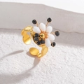 Anello floreale vintage con perline, fascia dorata e petali bianchi su base in pietra - Stile Perline di Fiori Neri e Bianchi (R828) / Nero