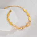 Detailansicht eines vergoldeten Edelstahl-Hamsa-Armbands mit eingelegten Perlen - Hamsa Hand Stil (B1171-shou)