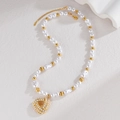 Détail du collier de perles avec pendentif cœur doré et perles baroques sur pierre - Style Cœur Vintage (OLBN2213-G)