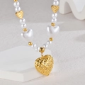Détail du pendentif cœur doré tressé sur collier de perles et éléments en métal - Style Cœur Tissé Ajouré (OLBN2213-H)