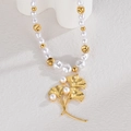 Collier élégant avec pendentif feuille de ginkgo dorée et perles blanches sur fond sobre - Style Pendentif Feuille de Ginkgo (OLBN2213-D)