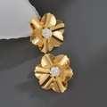 18K vergoldete Edelstahl-Blumenstecker mit eleganten Perlenmitten für Damen - Goldener 3D Große Blume Perlen Stil (E1043)