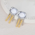 Orecchini a perno vintage geometrici quadrati bicolore argento e oro con frange - Bianco