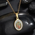 Collier avec pendentif religieux Guadalupe ovale doré orné de strass blancs - Style de la Vierge Ovale en Or (N497-02)