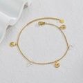 Gouden titanium stalen enkelbandje met dolfijn hanger en kristal op een witte achtergrond - Dolfijn Stijl (A030-B)