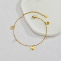Detail van de 18K goud roestvrijstalen enkelband met dolfijn- en kristalhangers op steen - Walvisstaart Zonnebloem Stijl (A030-C)