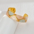 Goldenes Edelstahl-Manschettenarmband mit buntem Emaille-Marmor und Nietendetails - Rosa Grün & Weiß Achat Textur Stil (B1184-xb)
