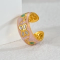 Vista macro dell'anello in oro 18K con smalto marmorizzato rosa e farfalla - Farfalla Verde (R839-lv)