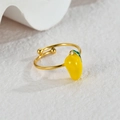 Verstellbarer goldener Ring mit Mango-Anhänger und Perlen auf weißem Hintergrund - Mango-Stil (R837-mangguo)