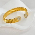 Bracciale rigido dorato aperto con motivo a spiga e cristalli su decoro a onde bianche - Stile Strass Con Motivo a V Oro (B1189-02-gs)