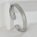 Bracciale rigido argento aperto con trama a V e dettagli in perla sulle punte - Stile Perla Con Motivo a V Argento (B1189-01-zz)