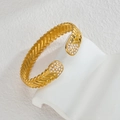 Bracciale rigido a C dorato con trama a fulmine ed estremità di perle su supporto - Stile Perla Con Motivo a V Oro (B1189-02-zz)