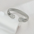 Bracciale rigido aperto a V in argento con motivo a fulmini e accenti di strass - Stile Strass Con Motivo a V Argento (B1189-01-gs)
