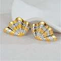 Pendientes de botón bicolor oro y plata con textura ondulada y ala de mariposa - Estilo de Onda Bicolor Oro Plata (E1051)