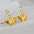 Elegantes pendientes de hoja de ginkgo en acero inoxidable chapado en oro de 18K - Estilo de Hoja de Ginkgo Dorada (E1056)