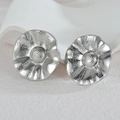 Pendientes de flor minimalistas en acero plateado con una elegante textura ondulada - Estilo Plateado (E1053-01)
