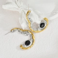Orecchini a C bicolore con texture lava, pietre preziose nere e placcatura in oro 18k - Gemma Nera (E1058-hei)