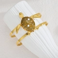 Detail eines goldenen Schildkrötenarmbands mit olivgrünem Panzer und Perlen - Meeresschildkröte Stil (B1194-A)
