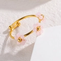 Bague ouverte dorée minimaliste avec fleurs en perles roses et design ajustable - Rose (R848-fen)
