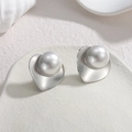 Pendientes de corazón en plata con perlas blancas grandes sobre bandeja de cerámica - Plata (E1063-01)