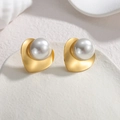 Elegantes pendientes de corazón con perlas bañados en oro 18k sobre fondo blanco - Dorado (E1063-02)