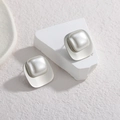 Pendientes geométricos cuadrados de perlas con base de metal plateado y brillo suave - Plata (E1062-01)