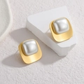 Pendientes geométricos cuadrados de perlas con acabado dorado sobre base de piedra - Dorado (E1062-02)