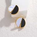 Moderne geometrische ronde oorknopjes van 18K goud met zwart-witte schelpinleg - Gouden Frame Zwart Wit Parelmoer Textuur (E1071-02)