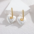 Pendientes de perlas en forma de corazón con detalles dorados y circonitas sobre piedra - Estilo Dorado (E1076-02)