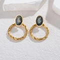 Vintage gouden gedraaide oorbellen met sterrenblauwe steen op minimalistische steen - Goud met zwarte marmeren textuur (E1075-02)