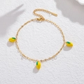 Tobillera de acero dorado con tres colgantes de mango en 3D y detalles de circón - Estilo Mango (A032-mg)