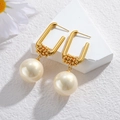 Pendientes en forma de U bañados en oro de 18K con un gran colgante de perla redonda - Estilo Dorado (E1077-02)