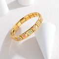 Bracciale charm italiano dorato con cuori in smalto colorato su maglie in acciaio - Stile Cuore Multicolore (B1204-cai)