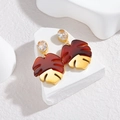 Pendientes de hoja de monstera tropical con resina marrón y base de metal dorado - Burdeos