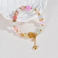 Bracelet en perles colorées avec breloques rose dorée et cœur sur fond blanc gaufré - Style de Charme de Rose (B1205-B)